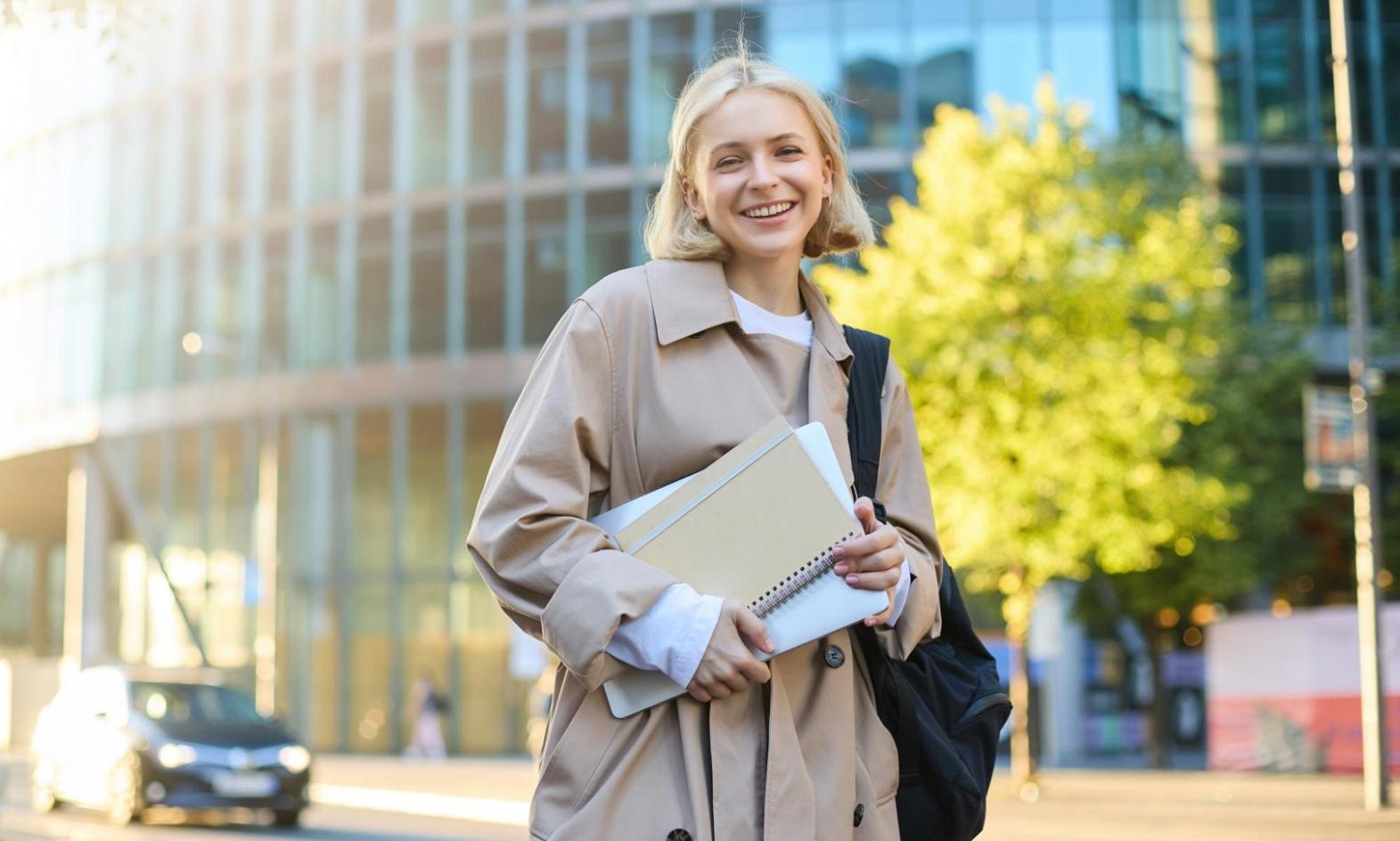 Réunion d'équipe analysant des rapports financiers détaillés