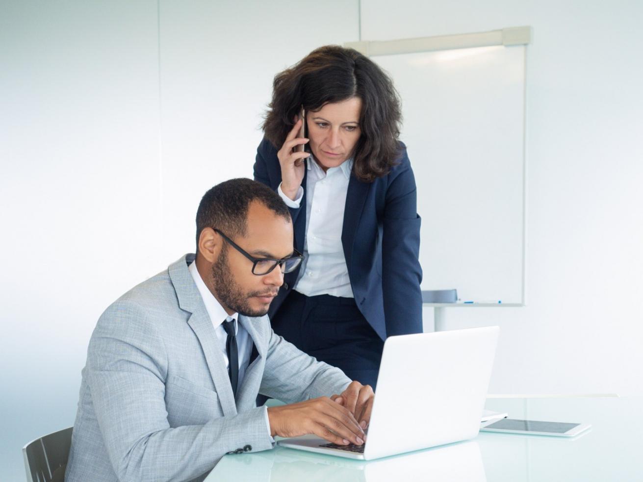 Analyse financière avec graphiques et tableaux de bord sur écran